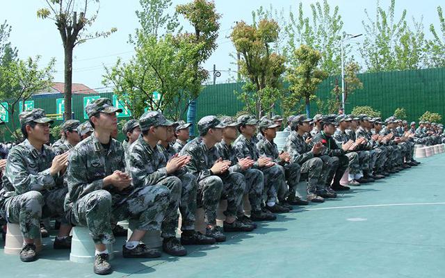 什么样的孩子适合去封闭学校(什么样的书桌适合孩子)(图2)